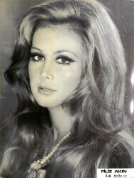 Filiz Akın Siyah-Beyaz Kartpostal (Büyük Boy) KRT22310 - Gökçekoleksiyon