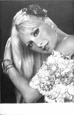 Filiz Akın Siyah-Beyaz Kartpostal KRT19049 - 1