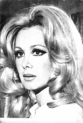 Filiz Akın Siyah-Beyaz Orta Boy Kartpostal KRT18911 - Gökçekoleksiyon