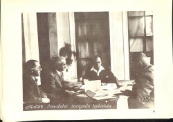 Film Radyo Televizyon ile Eğitim Merkezi – Atatürk Fotoğraf Sayfaları Atatürk Dolmabahçe Sarayında Toplantıda KRT19772 - Gökçekoleksiyon