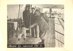 Film Radyo Televizyon ile Eğitim Merkezi – Atatürk Fotoğraf Sayfaları Atatürk Ege Vapurunda Ülkü İle KRT19794 - Gökçekoleksiyon