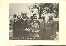 Film Radyo Televizyon ile Eğitim Merkezi – Atatürk Fotoğraf Sayfaları Atatürkün Mersinde Karşılanışı KRT19763 - Gökçekoleksiyon