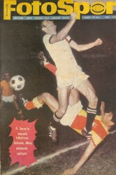 Fotospor Haftalık Spor Dergisi 24 Aralık 1968 Sayı 120 - Galatasarayın Başarılı Futbolcusu Gökmen, Altay Defansını Zorluyor NDR85984 - Gökçekoleksiyon