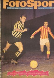 Fotospor Haftalık Spor Dergisi Sayı 19 - PTTli Tamer Galatasaraylı Uğurun Bir Akınını Kesiyor, Bursaspor Kadro Arka Kapak NDR85942 - Gökçekoleksiyon