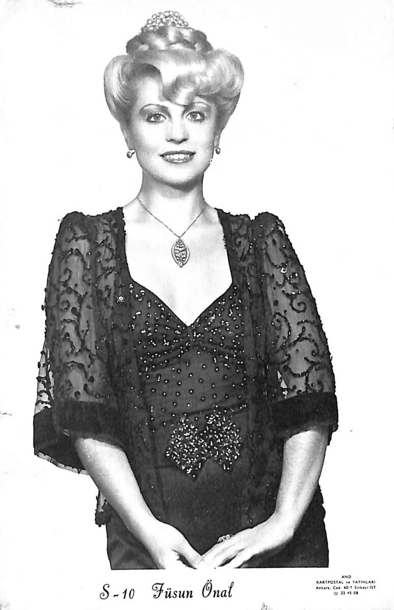 Füsun Önal Siyah Beyaz Kartpostal (Küçük Boy) KRT18232 - 1