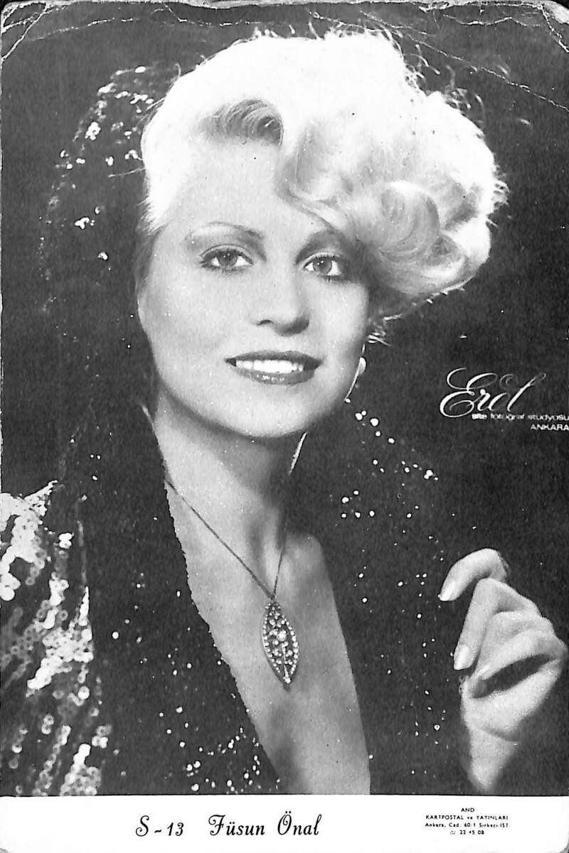 Füsun Önal Siyah Beyaz Kartpostal (Küçük Boy) KRT18233 - 1