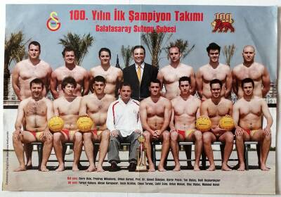 Galatasaray 100. Yıl Rüya Takımları 100. Yıl İlk Şampiyon Takımı GS Sutopu Şubesi (33x48cm) Çift Yönlü Poster KRT11127 - 2