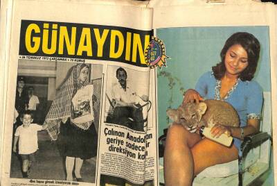 Günaydın Gazetesi 26 Temmuz 1972 - Musluktan Su Akmayınca Turistler Sokakta Bulaşık Yıkıyor GZ58078 - 1