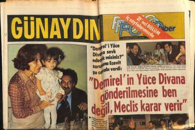 Günaydın Gazetesi Foto Haber Eki 20 Haziran 1977 - Ecevit , Kendisine Çiçek Veren Küçük Kızın Elini Öptü GZ81659 - 1