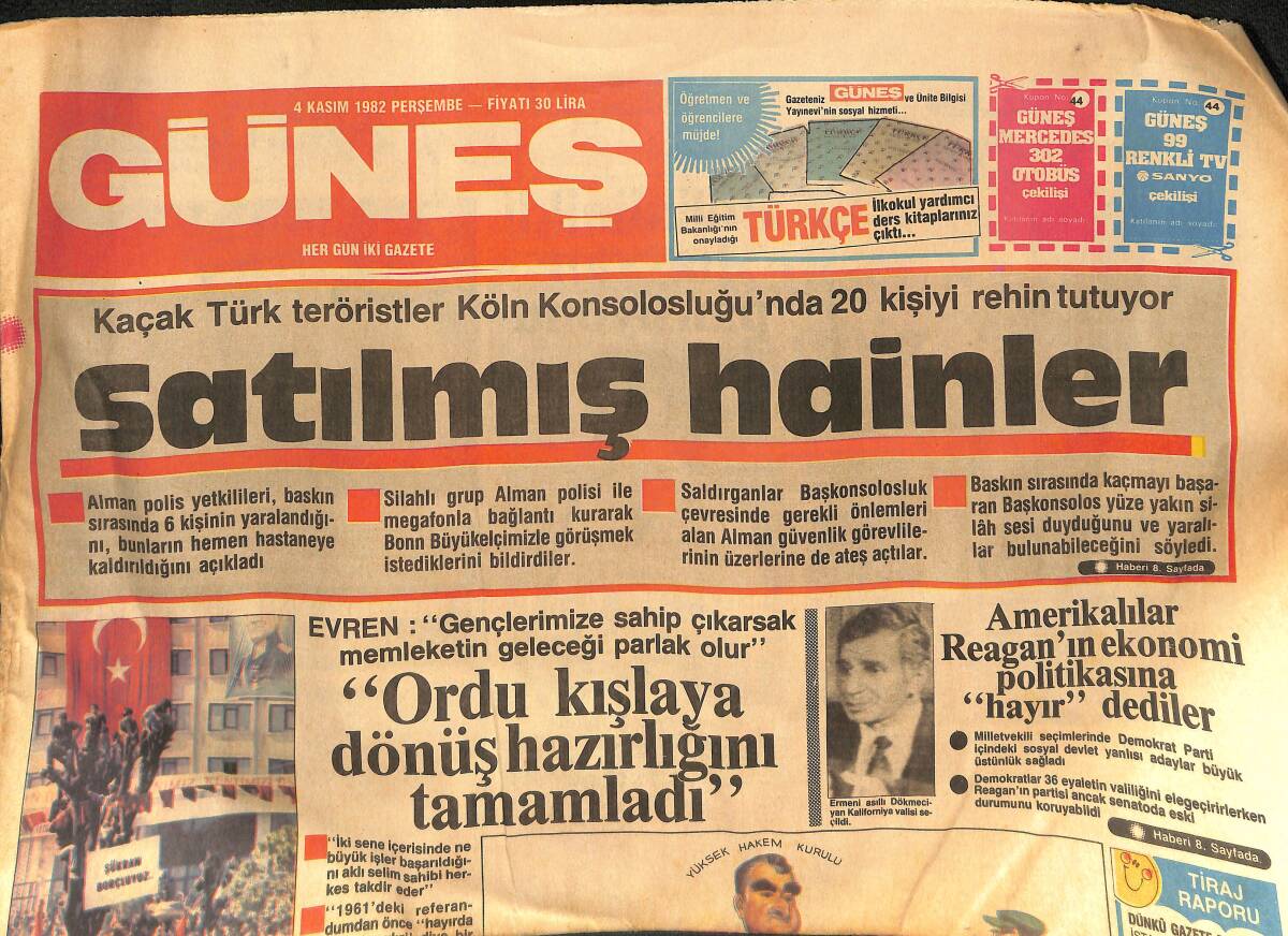 Güneş Gazetesi 4 Kasım 1982 - Köln Konsolosluğumuzda 20 Kişiyi Rehin Tutuyorlar - Emel Sayın 45 Saniye İçin 2 Saat Poz Verdi GZ133304 - 1