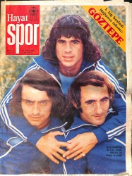 Hayat Spor Dergisi 10 Eylül 1975 Sayı: 37 - Trabzonsporlu Hüseyin, Ali Kemal, Kadir - Trabzonspor, Galatasaray'ı Yendi - Mini Poster 