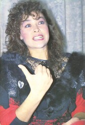 Hülya Avşar Kartpostal KRT17418 - Gökçekoleksiyon