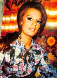 Hülya Koçyiğit Kartpostal (Küçük Boy) KRT23865 - Gökçekoleksiyon