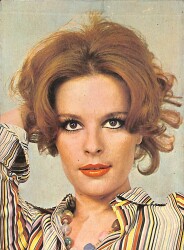 Hülya Koçyiğit Kartpostal (Küçük Boy) KRT23890 - Gökçekoleksiyon