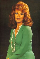 Hülya Koçyiğit Kartpostal (Orta Boy) KRT22084 - Gökçekoleksiyon