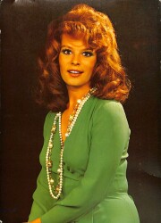 Hülya Koçyiğit Orta Boy Kartpostal KRT169 - Gökçekoleksiyon