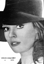 Hülya Koçyiğit Siyah-Beyaz Büyük Boy Kartpostal KRT8805 - Gökçekoleksiyon