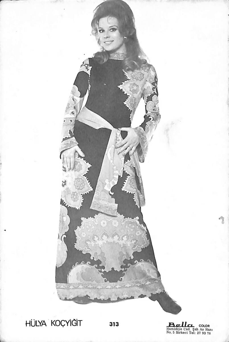 Hülya Koçyiğit Siyah-Beyaz Kartpostal (Küçük Boy) KRT23867 - 1