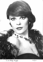 Hülya Koçyiğit Siyah Beyaz Orta Boy Kartpostal KRT18475 - Gökçekoleksiyon