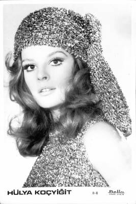 Hülya Koçyiğit Siyah-Beyaz Orta Boy Kartpostal KRT18707 - 1