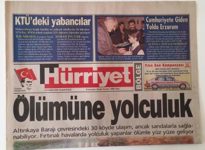 Hürriyet Bölge Gazetesi 4 Kasım 2000 - Ölümüne Yolculuk Altınkaya Barajı Çevresindeki Köyde Ulaşım Ancak Sandallarla Sağlanabiliyor GZ16626 - 2