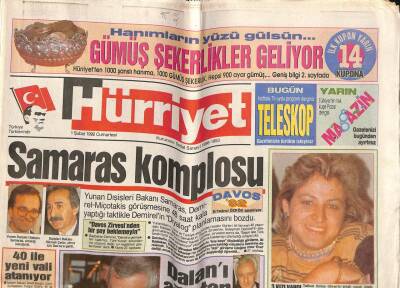 Hürriyet Gazetesi 1 Şubat 1992 - Altın Kelebekler Sahiplerinde * Muazzez Abacı - Yıldırım Bekçi - Zerrin Özer - Türkan Şoray - Kayahan - Tarık Akan GZ93017 - 1