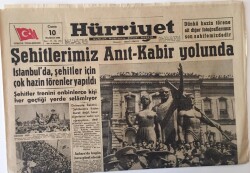 Hürriyet Gazetesi 10 Haziran 1960 - Şehitlerimiz Anıt-Kabir Yolunda GZ13917 - 2