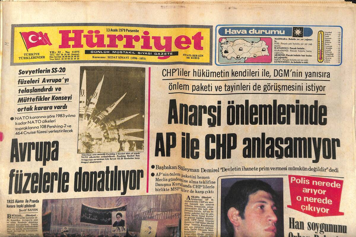 Hürriyet Gazetesi 13 Aralık 1979 - Zeki Müren, Hülya Koçyiğit Konser Afiş - Avrupa Füzelerle Donatılıyor - Barzani'nin İki Oğlu Birbirine Girdi GZ140737 - 1