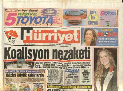 Hürriyet Gazetesi 13 Ekim 1991 - Deniz Baykal, Erdal İnönü Fatma Girik El Ele GZ89130 - 1