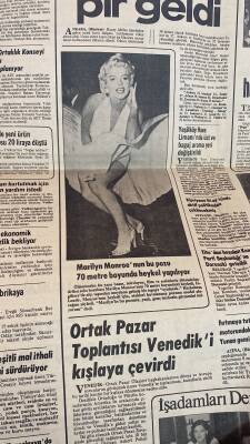 Hürriyet Gazetesi 13 Haziran 1980 - Marilyn Monroenun Bu Pozu 70 Metre Boyunda Heykel Yapılıyor GZ117435 - 2