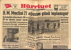 Hürriyet Gazetesi 14 Ağustos 1958 - Irak İhtilalinin İç Yüzü - Yılın Seksapel Kraliçeleri Seçildi: B.B, Ava Gardner, Sophia Loren - Zeki Müren GZ146885 - 1