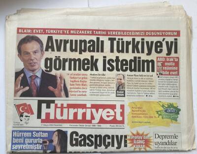 Hürriyet Gazetesi 17 Mayıs 2004 - Spurs Tatile Çıktı GZ60200 - 1
