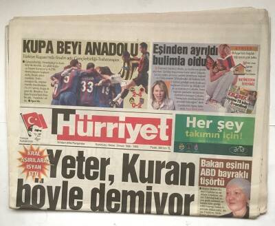 Hürriyet Gazetesi 18 Mart 2004 - Bakan Eşinin ABD Bayraklı Tişörtü GZ8008 - 1
