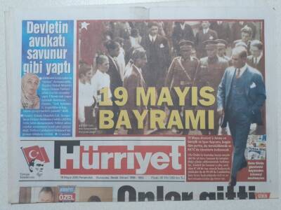 Hürriyet Gazetesi 19 Mayıs 2005 - Haluk Bilginer Ve Aşkın Nur Yengi Bornozla Yakalandı GZ52980 - 1