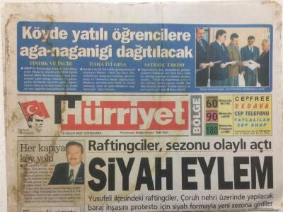 Hürriyet Gazetesi 19 Nisan 2000 - Raftingciler Sezonu Olaylı Açtı Siyah Eylem GZ34201 - 1