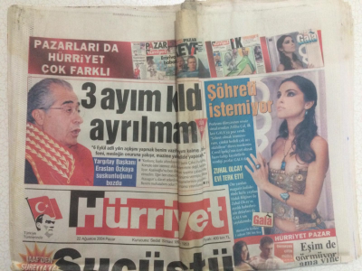 Hürriyet Gazetesi 22 Ağustos 2004 - Zuhal Olcay Evi Terk Etti GZ27730 - 1