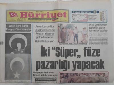 Hürriyet Gazetesi - 22 Eylül 1981 - Evren Türk Tarih Kongresinde Konuştu, 2 Süper Füze Pazarlığı GZ112674 - 1