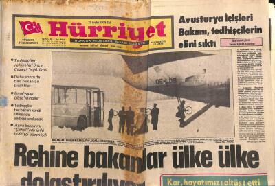 Hürriyet Gazetesi 23 Aralık 1975 - Avusturya İçişleri Bakanı , Tedhişçilerin Elini Sıktı GZ119112 - 1