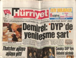 Hürriyet Gazetesi 24 Kasım 1990 - Başbakan Akbulut Hülya Avşarı Gözleri Kapalı Dinliyor GZ67809 - 2
