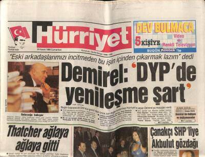 Hürriyet Gazetesi 24 Kasım 1990 - Başbakan Akbulut Hülya Avşarı Gözleri Kapalı Dinliyor GZ67809 - 2
