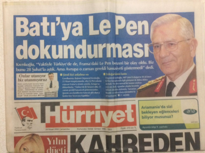 Hürriyet Gazetesi - 24 Nisan 2002 - Yılın Düeti Muazzes Ersoy İle İlhan Şeşenden GZ24420 - 1