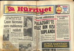Hürriyet Gazetesi 27 Ağustos 1970 - Zaferin 900. Yıldönümünde Malazgirt'te Otuz Bin Kişi Toplandı - Zeki Müren Afiş GZ140454 - 1