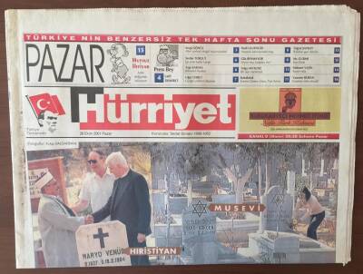 Hürriyet Gazetesi 28 Ekim 2001 - Üç Din Aynı Mezarlıkta Yan Yana GZ6651 - 2