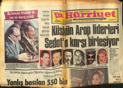 Hürriyet Gazetesi 29 Kasım 1977 - Yanlış Basılan 550 Bin Kitap İmha Edildi, Küskün Arap Liderleri Sedata Karşı Birleşiyor GZ97479 - 1