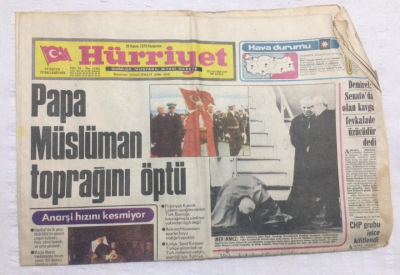 Hürriyet Gazetesi 29 Kasım 1979 - Papa Müslüman Toprağını Öptü - GZ17796 - 1