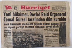 Hürriyet Gazetesi 29 Mayıs 1960 - Yeni Hükümet Devlet Reisi Orgeneral Cemal Gürsel Tarafından Kuruldu GZ13921 - 2