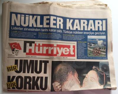 Hürriyet Gazetesi 3 Aralık 1999 - Ebru Gündeş 24 Saate 2 Büyük Ameliyat Geçirdi Ölümle Yaşam Arasındaki Çizgide Mücadele Veriyor GZ39001 - 1