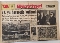 Hürriyet Gazetesi 30 Ekim 1960 - Cumhuriyetin 37. Yılı Hararetle Kutlandı, Ankaradaki Törenleri NATO Başkomutanı da Seyretti GZ16492 - 1