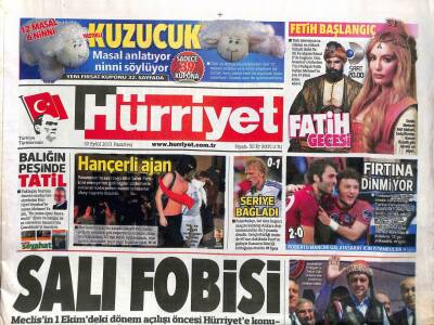 Hürriyet Gazetesi 30 Eylül 2013 - Tuncel Kurtiz,Kazdağlarındaki Çamlıbelde Toprağa Verildi,Kıvanç Tatlıtuğ Törende Ağladı GZ106198 - 1