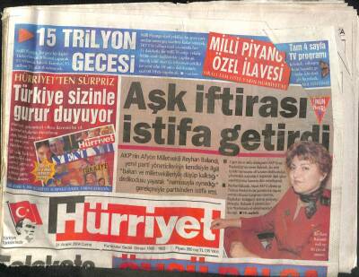 Hürriyet Gazetesi 31 Aralık 2004 - Kumkapıda Yılbaşı Gecesi Sokak Partisi GZ113066 - 1